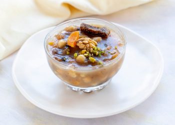 Bolluk bereketin, birliğin, beraberliğin, dayanışmanın simgesidir Aşure…