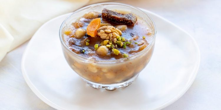 Bolluk bereketin, birliğin, beraberliğin, dayanışmanın simgesidir Aşure…