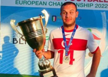Futbol Tutkusu Engelleri Aştı