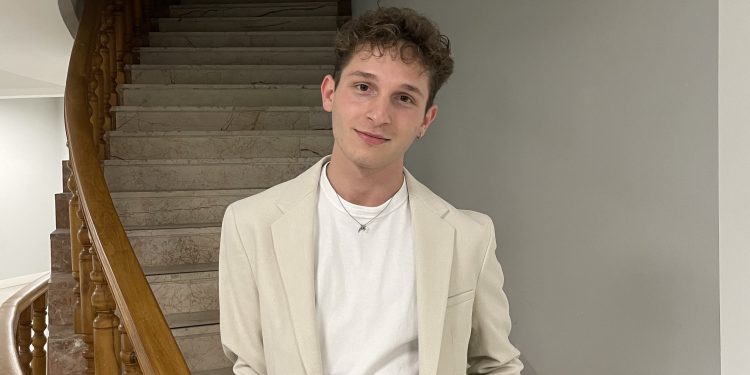 Kelimelerin Peşinden Giden Bir Yazar: Cemal Latifoğlu